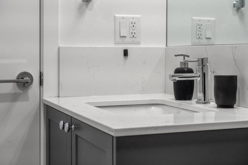 Chic 1Br Kensington Unit W/Parking Apartment Calgary Bagian luar foto